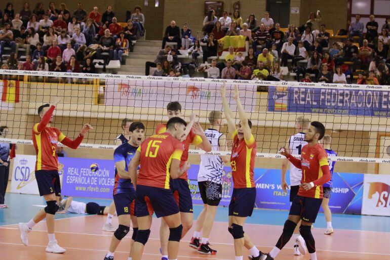 La selección española celebra un punto en Los Pajaritos.