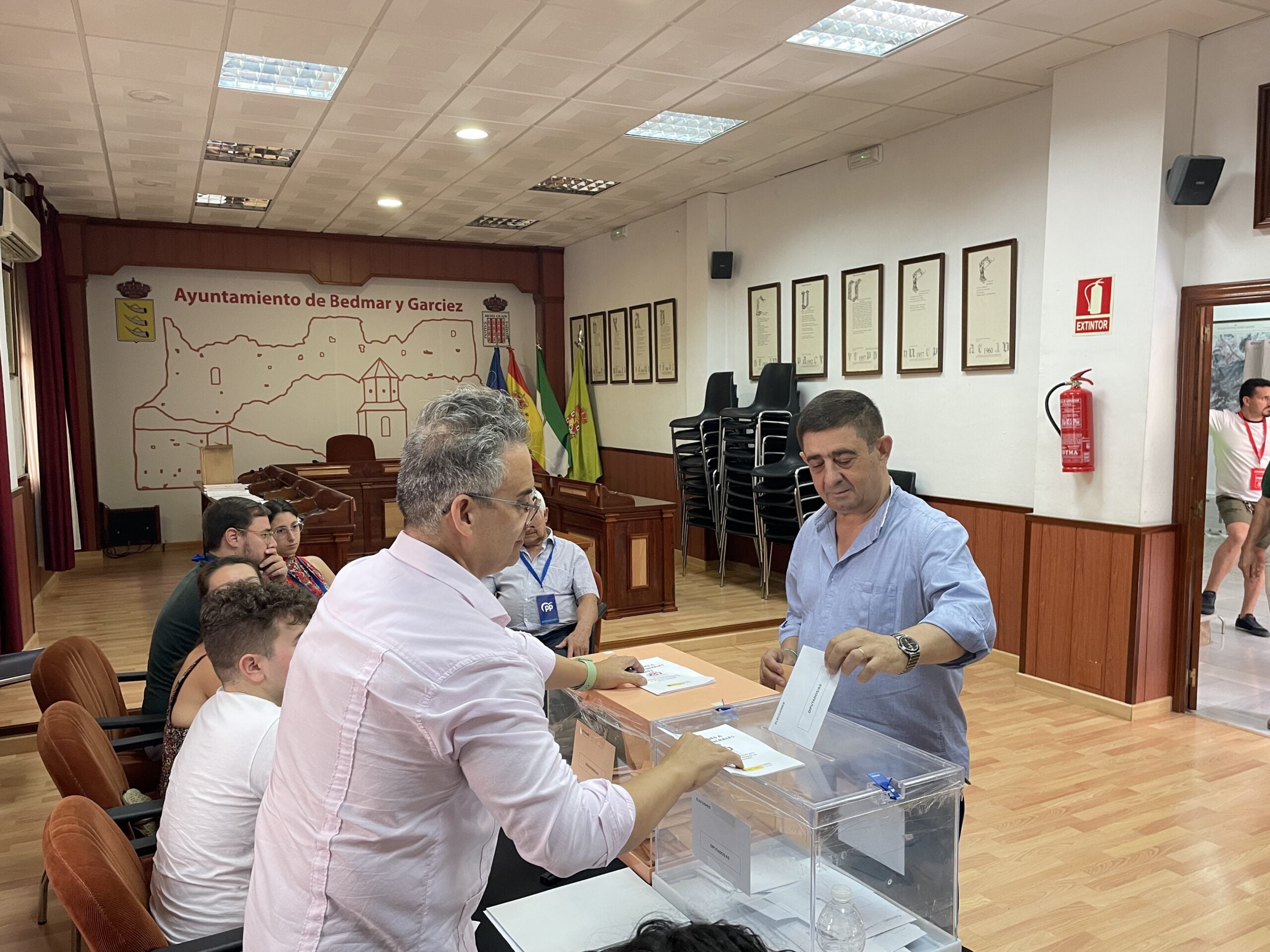 El secretario general del PSOE de Jaén, Francisco Reyes, ejerciendo su derecho al voto durante el 23J