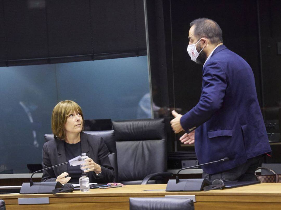 El Secretario de Organización del PSN-PSOE, Ramón Alzórriz, habla con la presidenta de Geroa Bai, Uxue Barkos