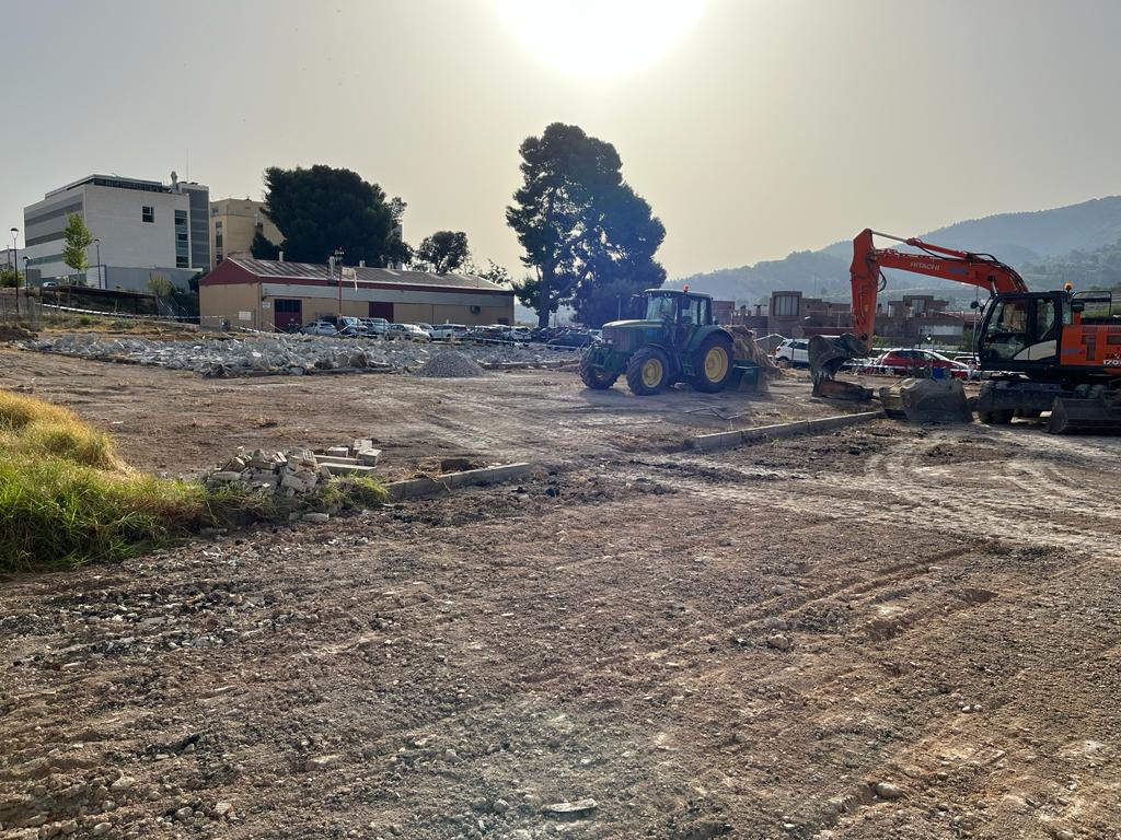 Han comenzado las obras para crear 90 plazas más de estacionamiento en el hospital comarcal Mare de Déu dels Lliris d&#039;Alcoi.