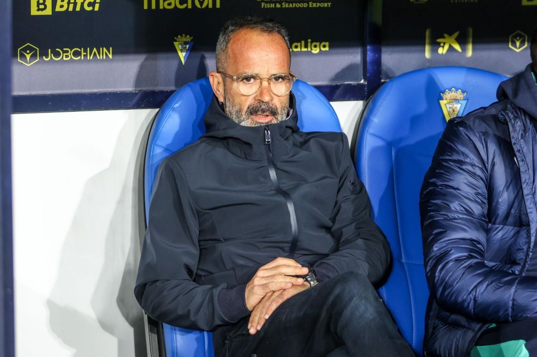 El entrenador del Cádiz, Álvaro Cervera, durante el partido ante el Atlético de Madrid.