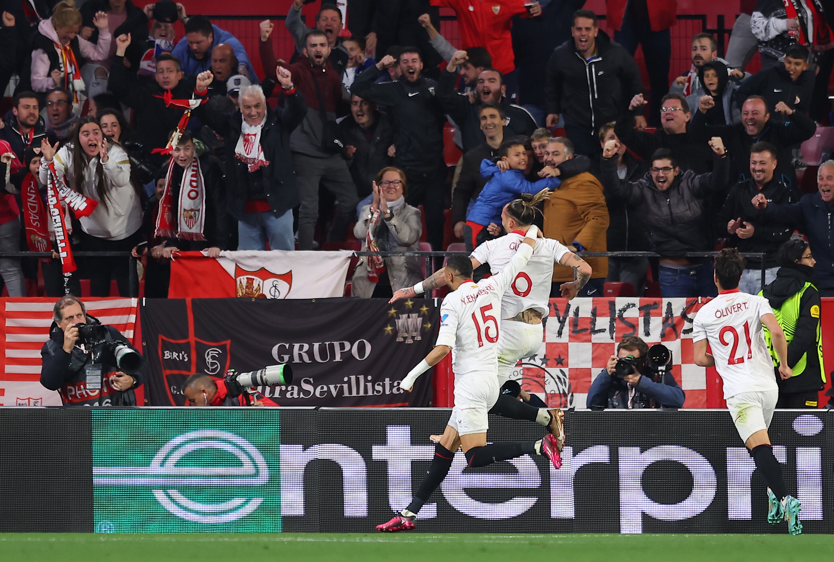 Nemanja Gudelj celebra su tanto junto a sus compañeros durante el Sevilla 3-0 PSV.