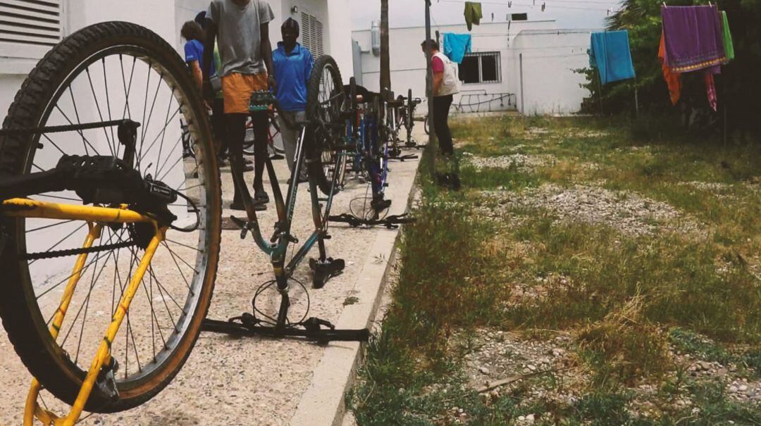 Fotograma del audiovisual que documenta la donación de las 40 bicicletas restauradas en Cuenca a los trabajadores de los invernaderos en Níjar (Almería).