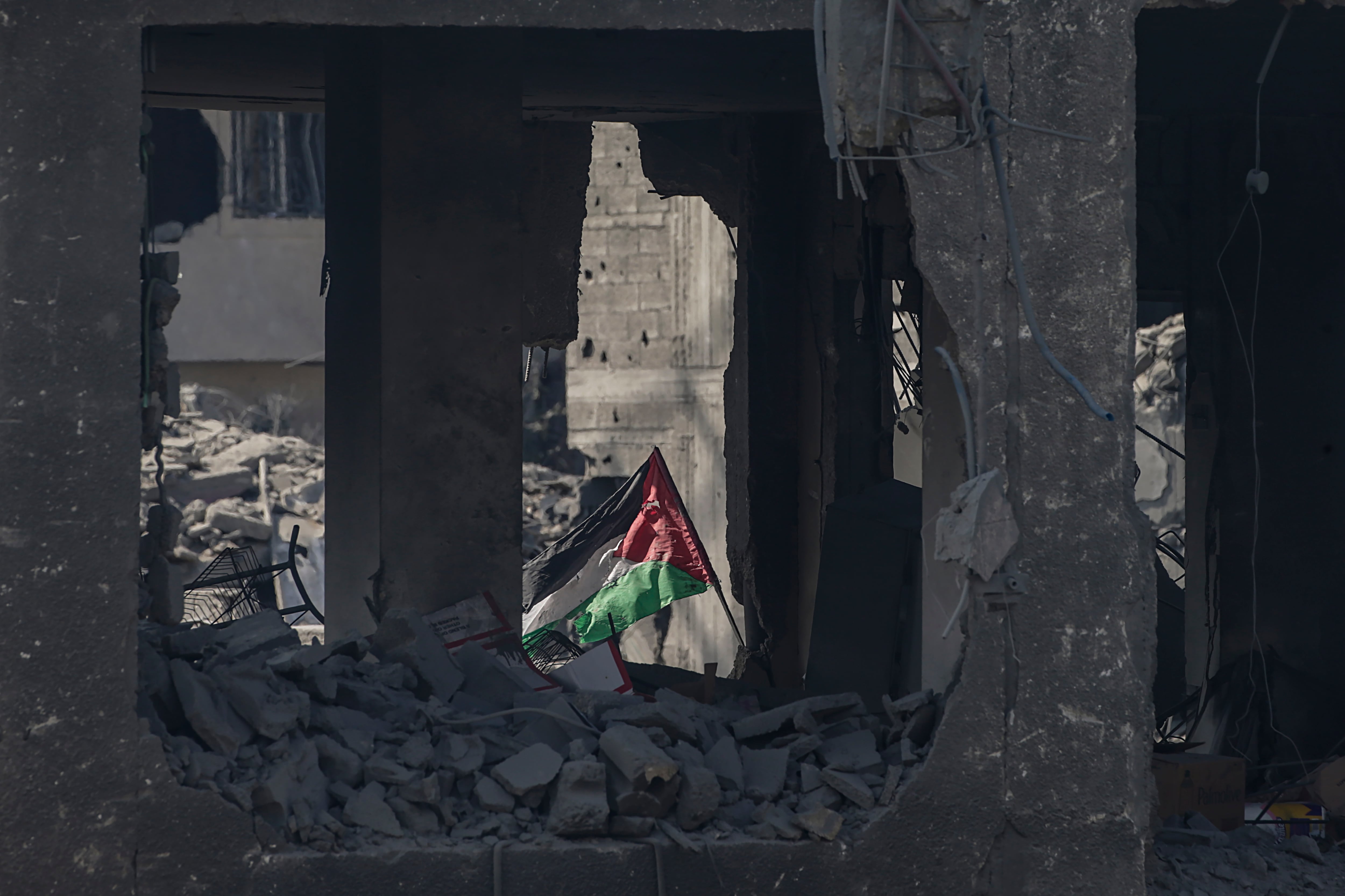 Una bandera palestina en el destruido barrio de Al-Ramal en Gaza
