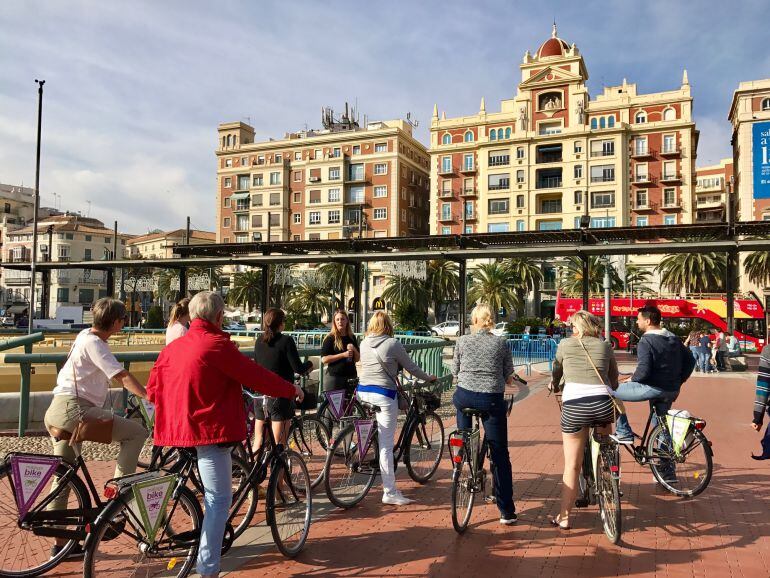 Turistas en la céntrica Plaza de la Marina de Málaga