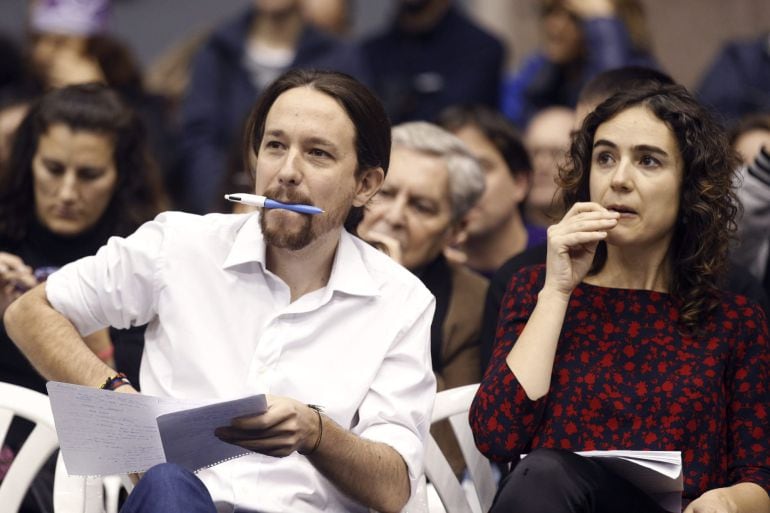 El secretario general de Podemos, Pablo Iglesias y Gema Ubasart el mitin celebrado este domingo en el pabellón de Vall d&#039;Hebron, Barcelona