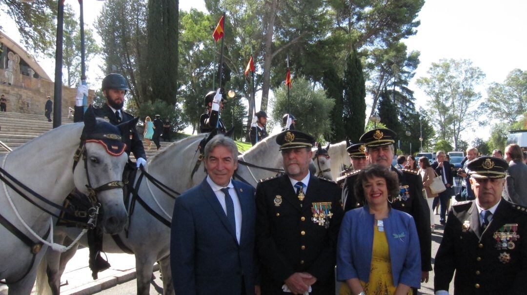 Lucrecio Fernández con las autoridades.