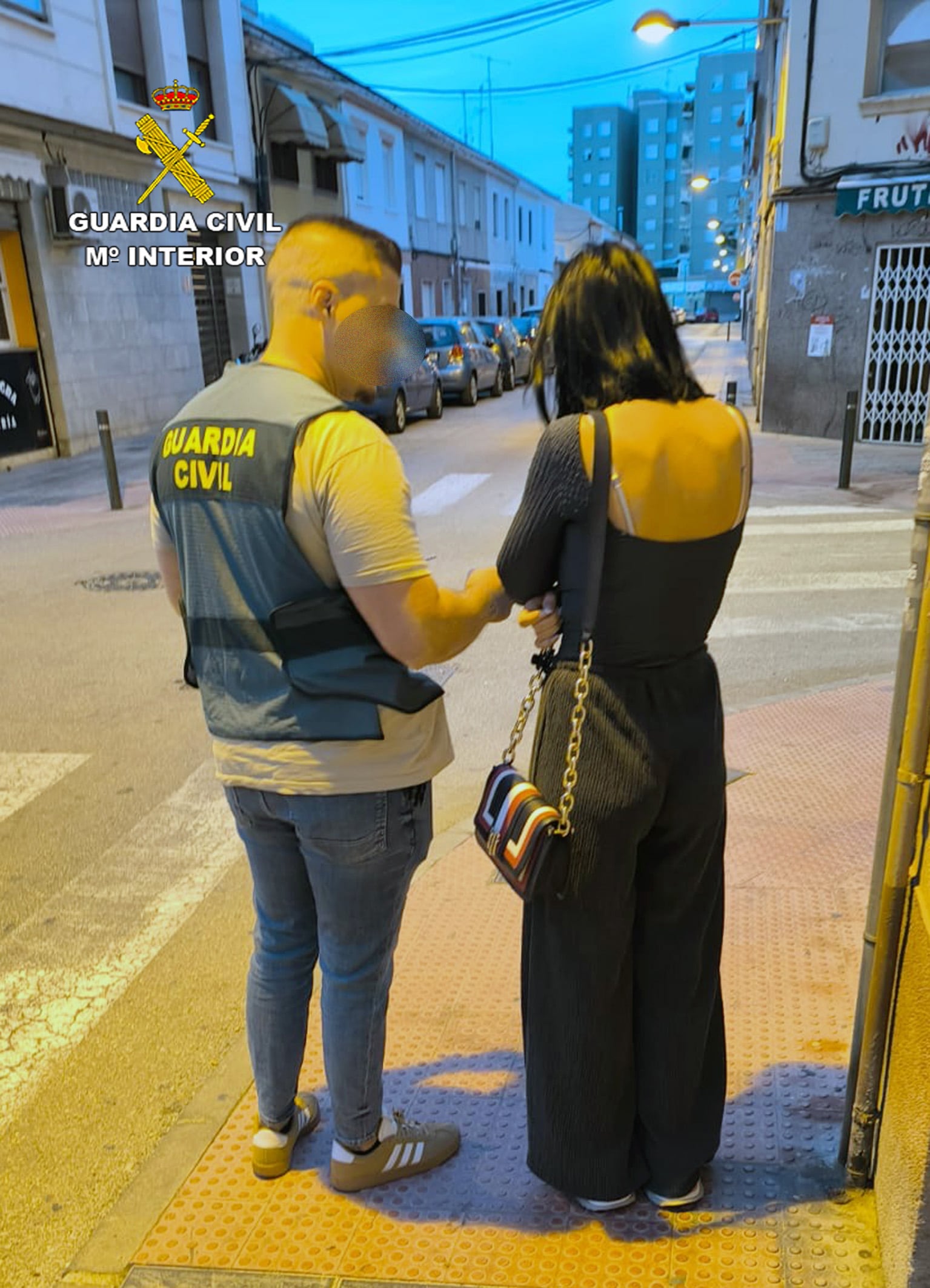 Un agente de la Guardia Civil custodia a la detenida en la operación &#039;Blokil&#039;