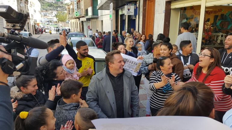 Vecinos de Pinos Puente festejan junto al alcalde Enrique Medina.