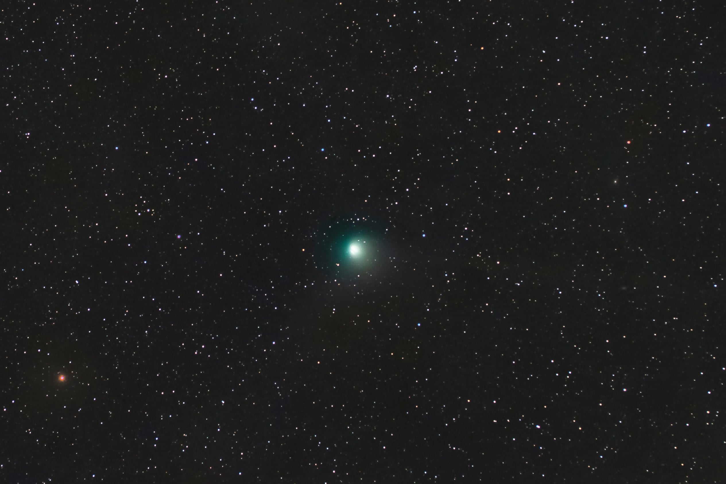 Imagen compuesta por 20 fotografías tomadas en la noche entre los días 30 y 31 de enero del cometa C/2023 E3 ZTF desde la localidad cántabra de La Hayuela.