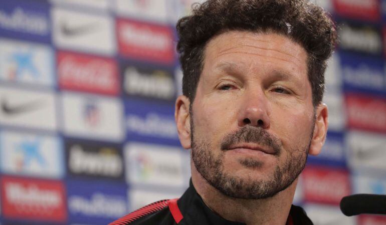 Simeone escucha una pregunta de un periodista