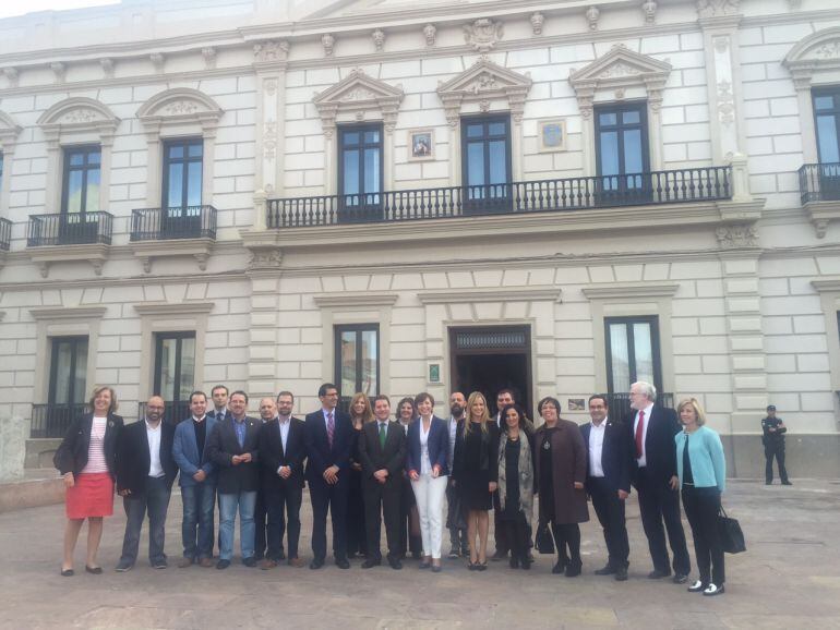 El presidente de Castilla La Mancha con la alcaldesa de Alcázar de San Juan y el resto de alcaldes de la comarca