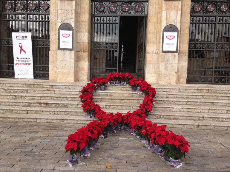 Lazo ubicado a las puertas del ayuntamiento realizado con flores de pascua