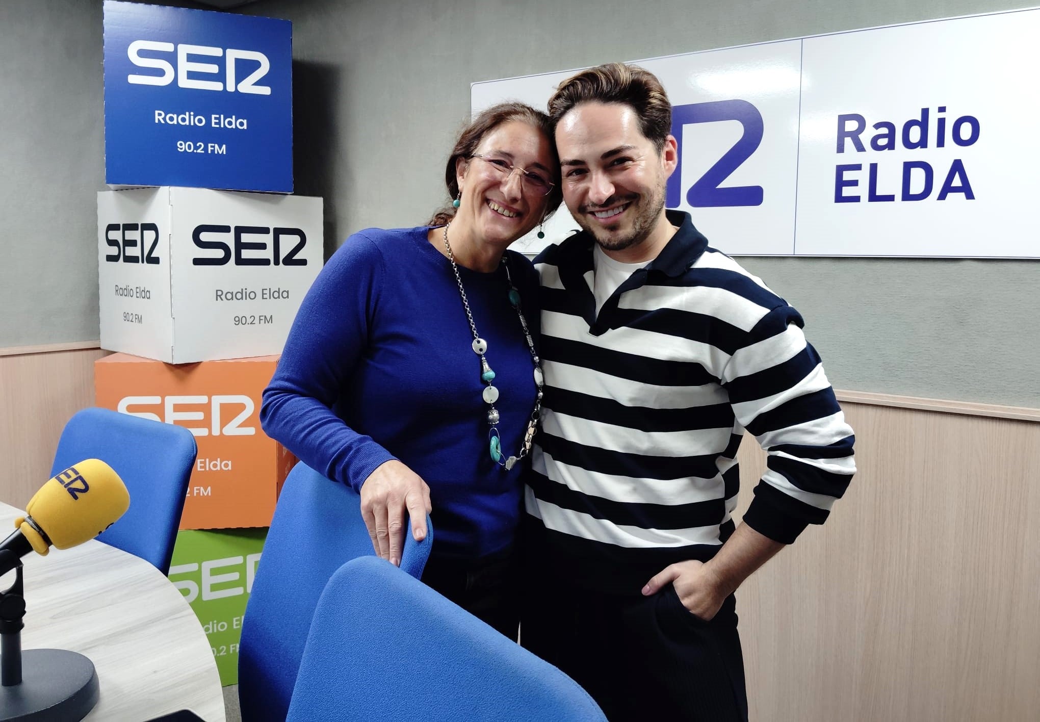 Lola Vélez y  Javier DiViero, en el estudio de Radio Elda SER.