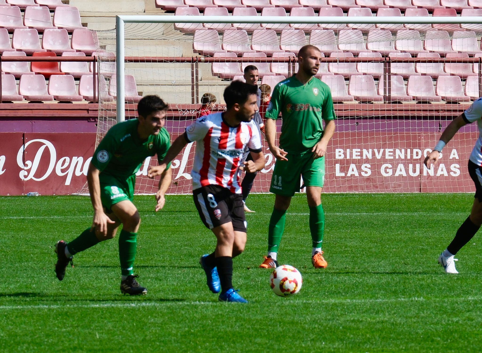 Pau López controla el balón en el partido frente al Gernika / Riojapress