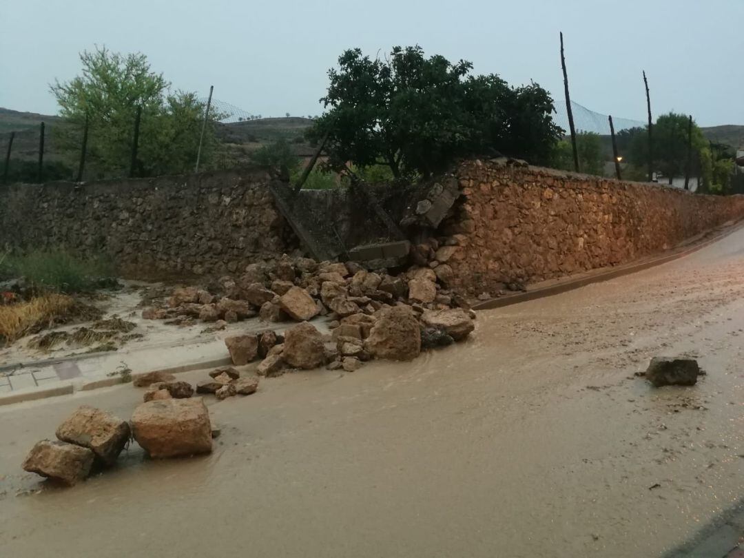 Aspecto de una de las calles del Castrillo de Duero anegadas por las lluvias torrenciales.