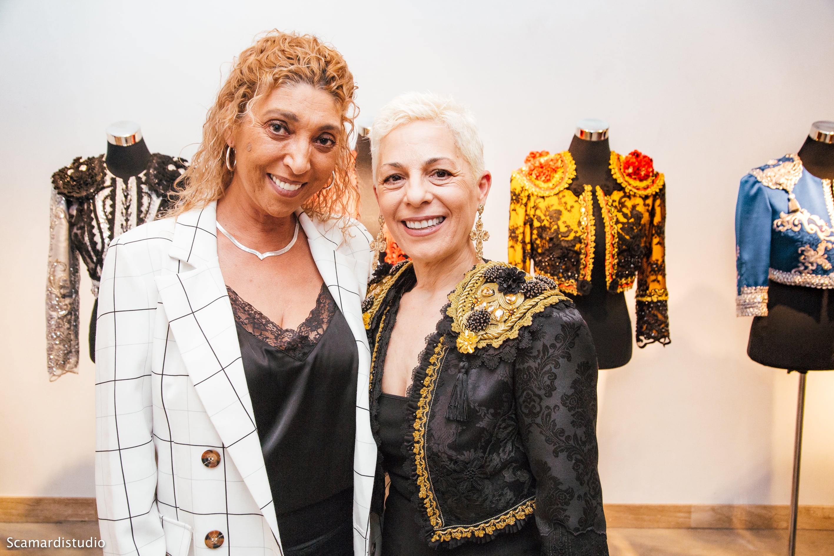 La diseñadora Nuria Moraza, a la derecha, posa junto con la cantaora Esperanza Fernández en la inauguración de su muestra de &quot;Chaquetillas taurinas&quot;