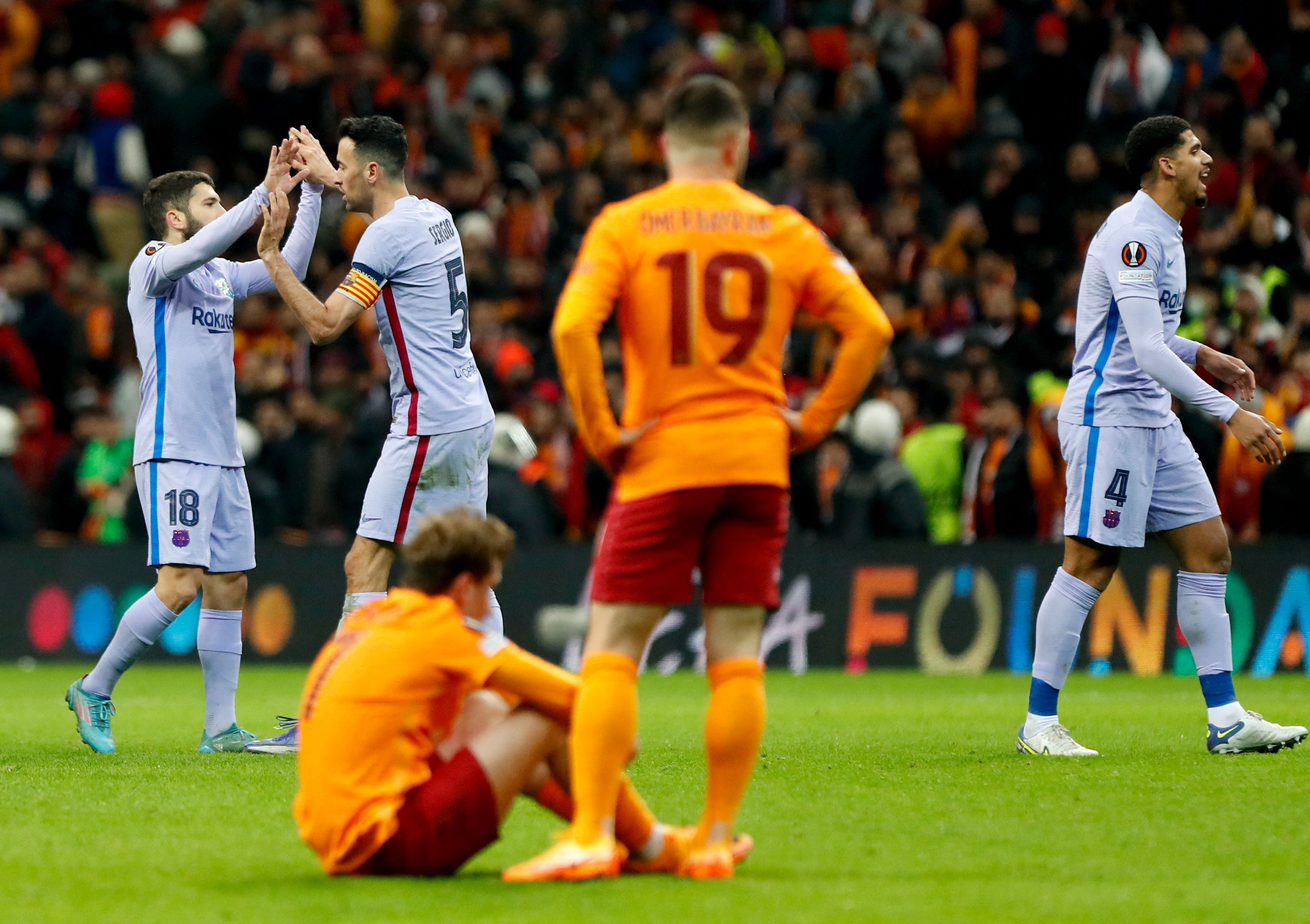 Jordi Alba y Busquets se saludan tras la victoria de este jueves ante el Galatasaray