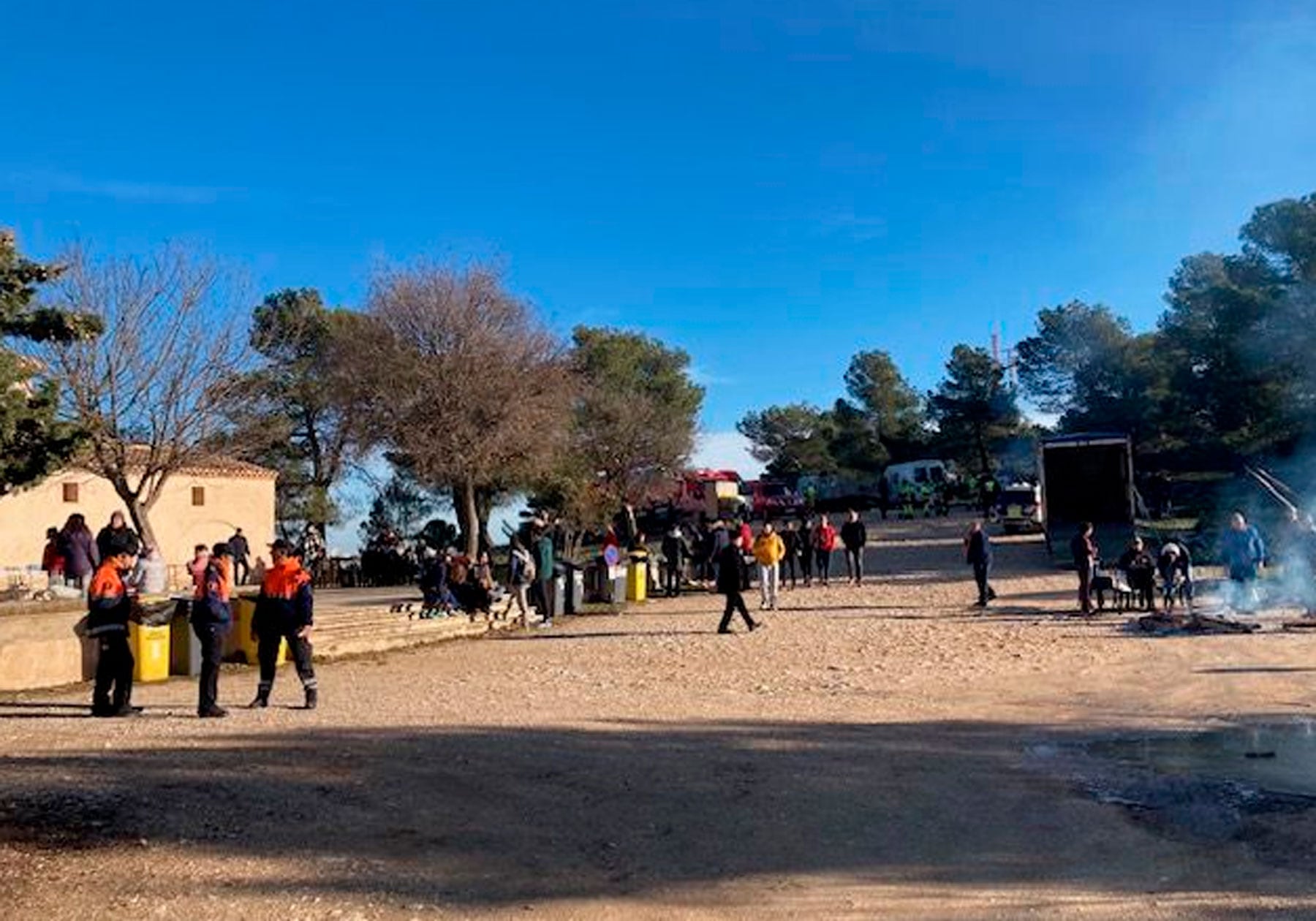 Las hogueras de la romería se han realizado en las planicies del paraje y controladas por Protección Civil y la Brigada de Obras del Ayuntamiento