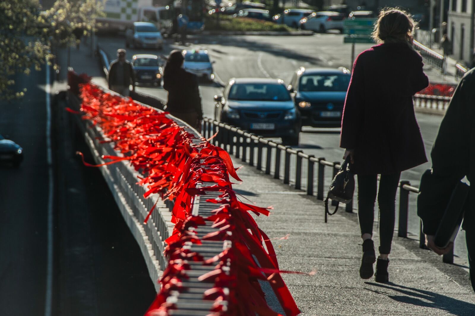 Lazos rojos en Madrid para concienciar sobre la lucha contra el VIH