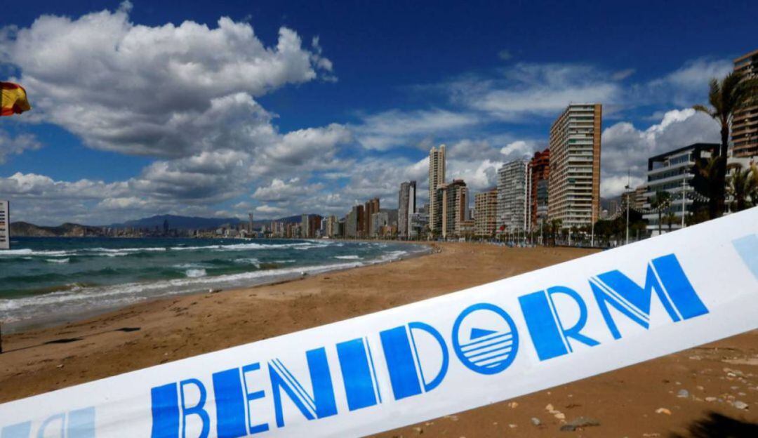 Playa de Levante de Benidorm cerrada durante la primera oleada de la pandemia