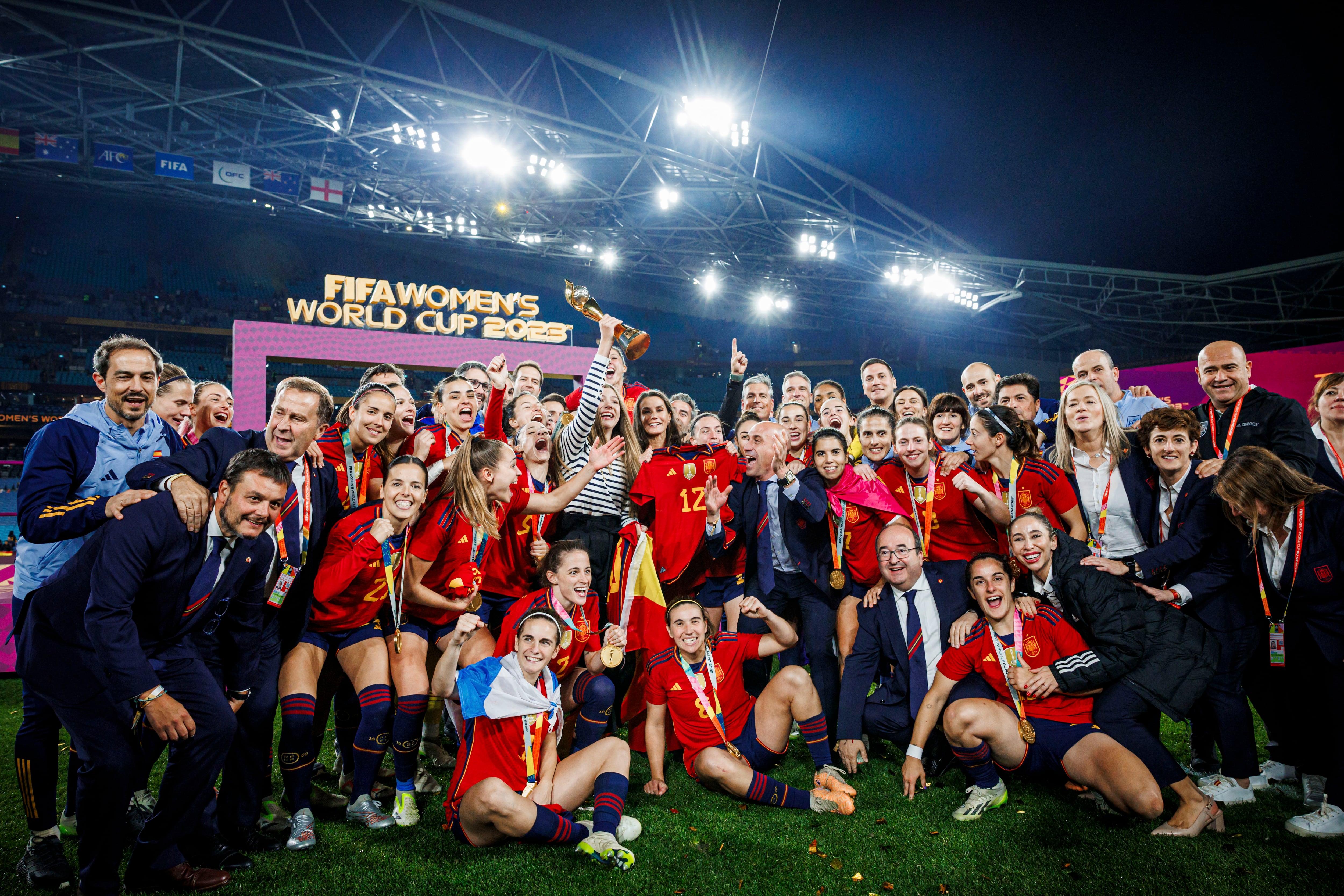 SÍDNEY, 20/08/2023.- Las jugadora de la selección española de fútbol femenino celebran su victoria tras ganar la Final del Mundial femenino de fútbol disputado entre España e Inglaterra en Sídney. EFE/RFEF/Pablo García - SOLO USO EDITORIAL/SOLO DISPONIBLE PARA ILUSTRAR LA NOTICIA QUE ACOMPAÑA (CRÉDITO OBLIGATORIO)