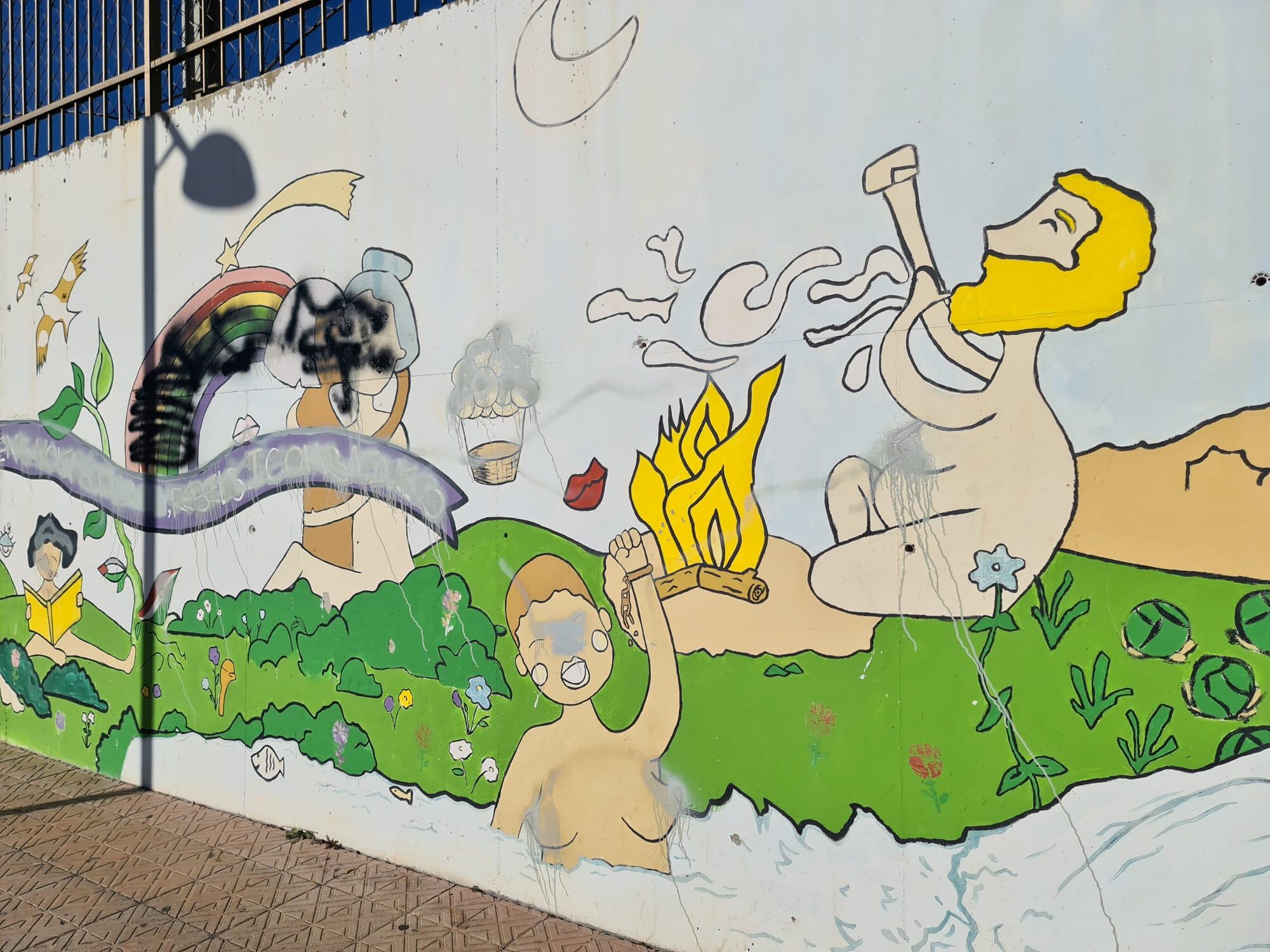 Uns incívics han pintat asobre del mural fent malbé les pintures.