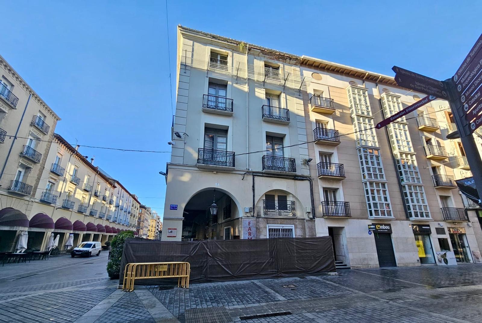 Vallada la esquina de los Porches de Galicia en su número 2