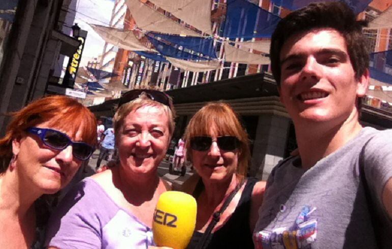 Pablo Zuazo con Conchi, que ha cantado el éxito de este verano 'La bicicleta'