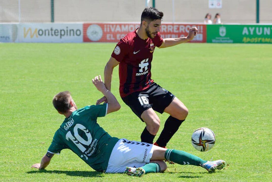 Carlos Redruello "Redru" gana el balón al local Gabri López