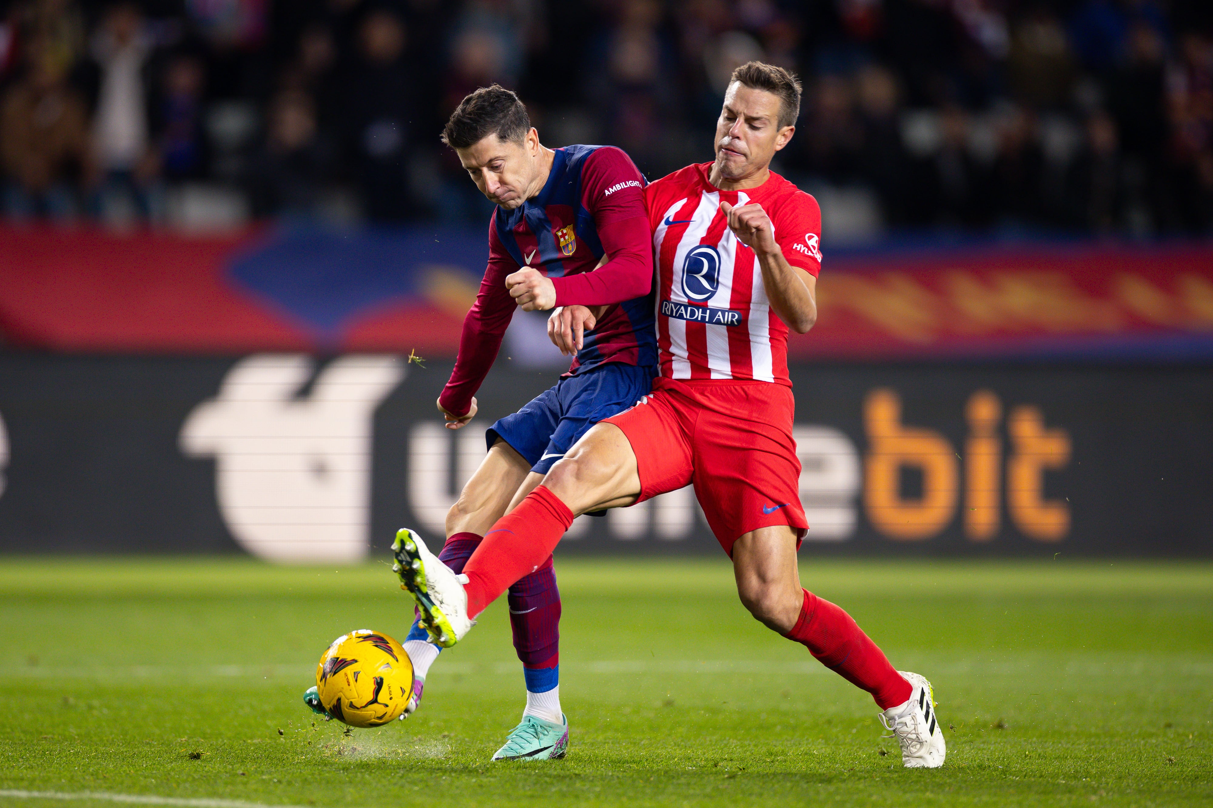 Pugna entre Robert Lewandowski y César Azpilicueta en un partido entre Barça y Atlético