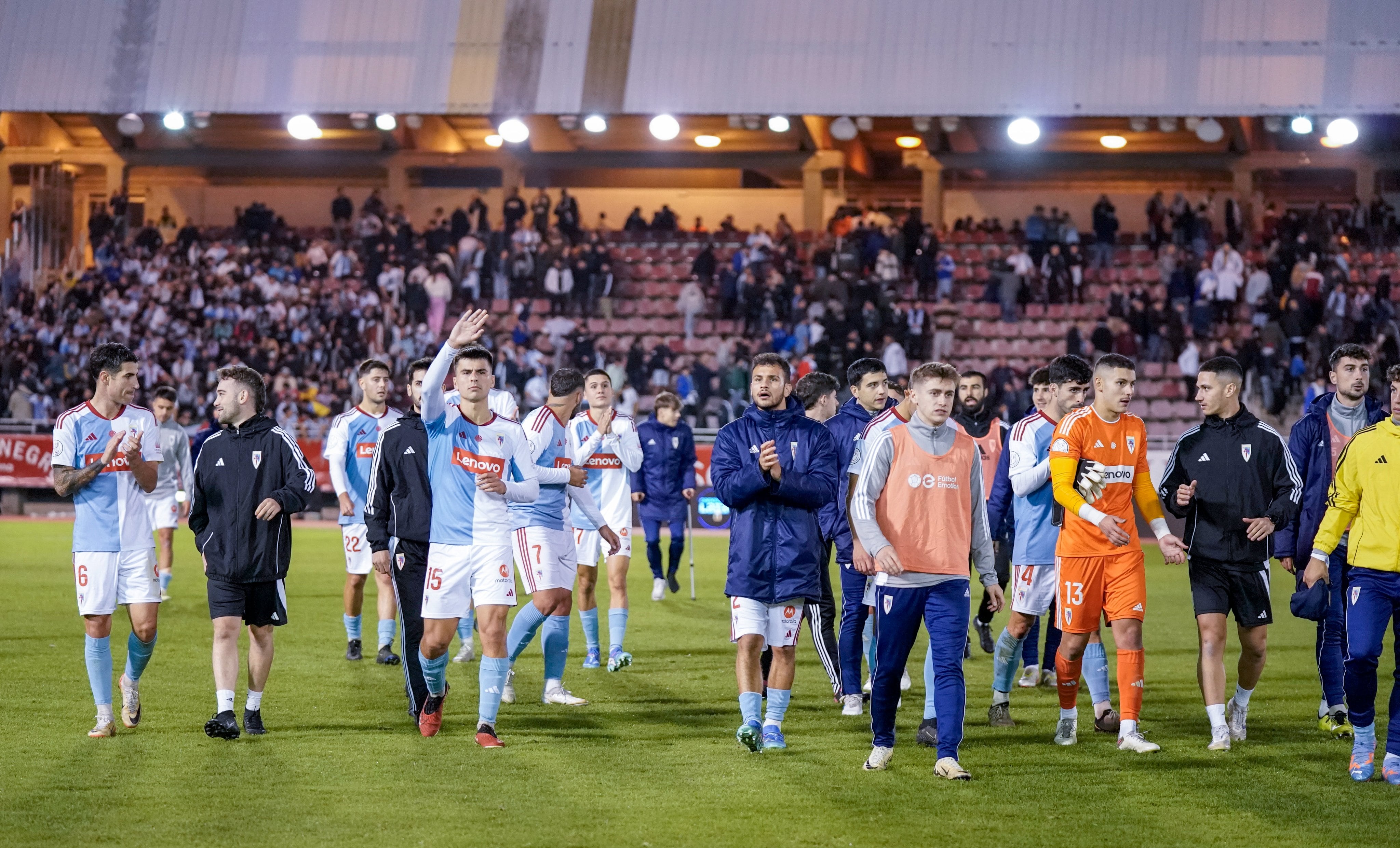 Los jugadores del Compostela agradecen a la grada el apoyo mostrado durante el encuentro