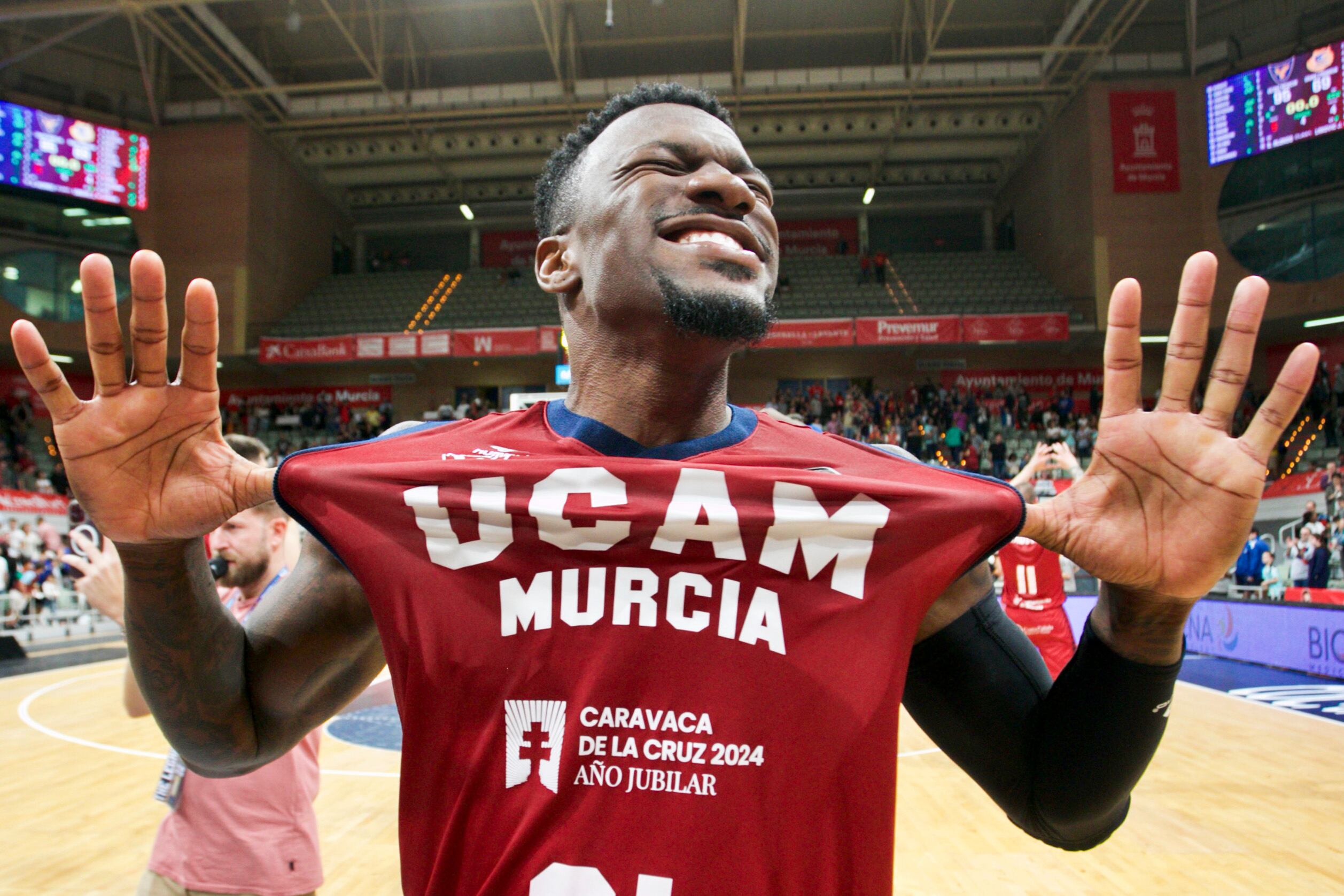 MURCIA, 21/10/2023.- El base canadiense del UCAM Murcia Dylan Ennis celebra la victoria tras el partido de la jornada 6 de Liga Nacional Endesa de Baloncesto, que ha disputado el UCAM Murcia contra el Dreamland Gran Canaria en el Palacio de los Deportes de Murcia. EFE/Juan Carlos Caval
