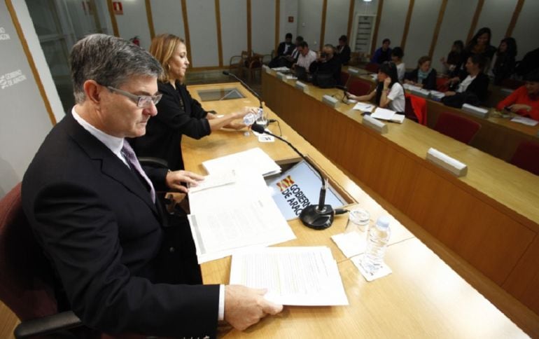 En primer plano, el consejero de Presidencia, Vicente Guillén, junto a la consejera de Educación, Mayte Pérez