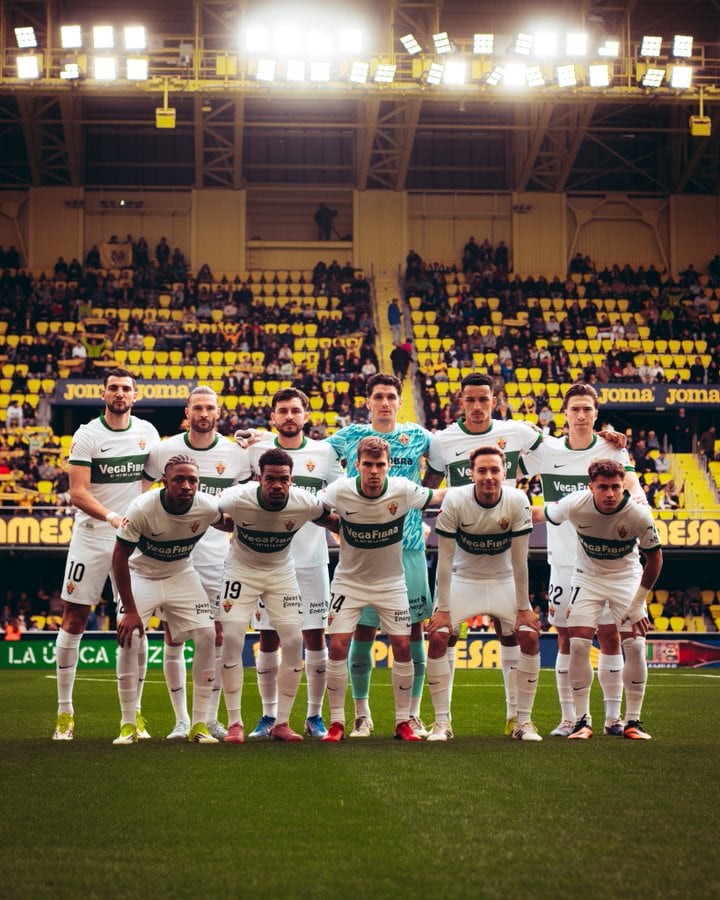 El once inicial que puso en liza Sarabia posa en La Cerámica antes del partido