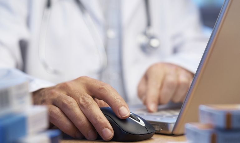 Imagen de un doctor pasando consulta (Foto de archivo)