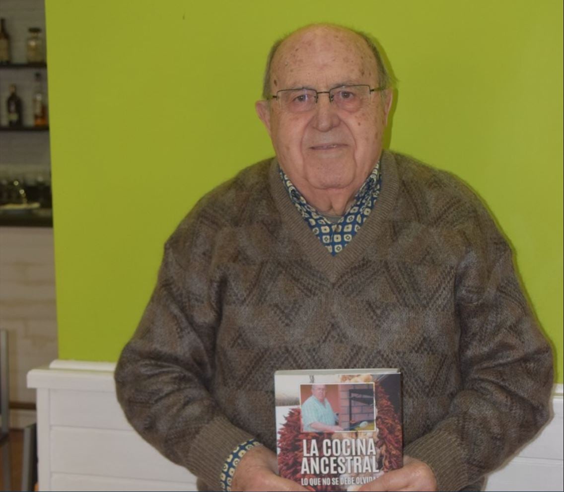 Bernabé Navarro con su libro de cocina en las manos.