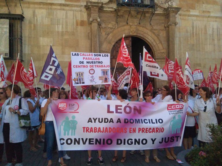 Las trabajadoras de ayuda a domicilio se han manifestado en la Plaza de Botines