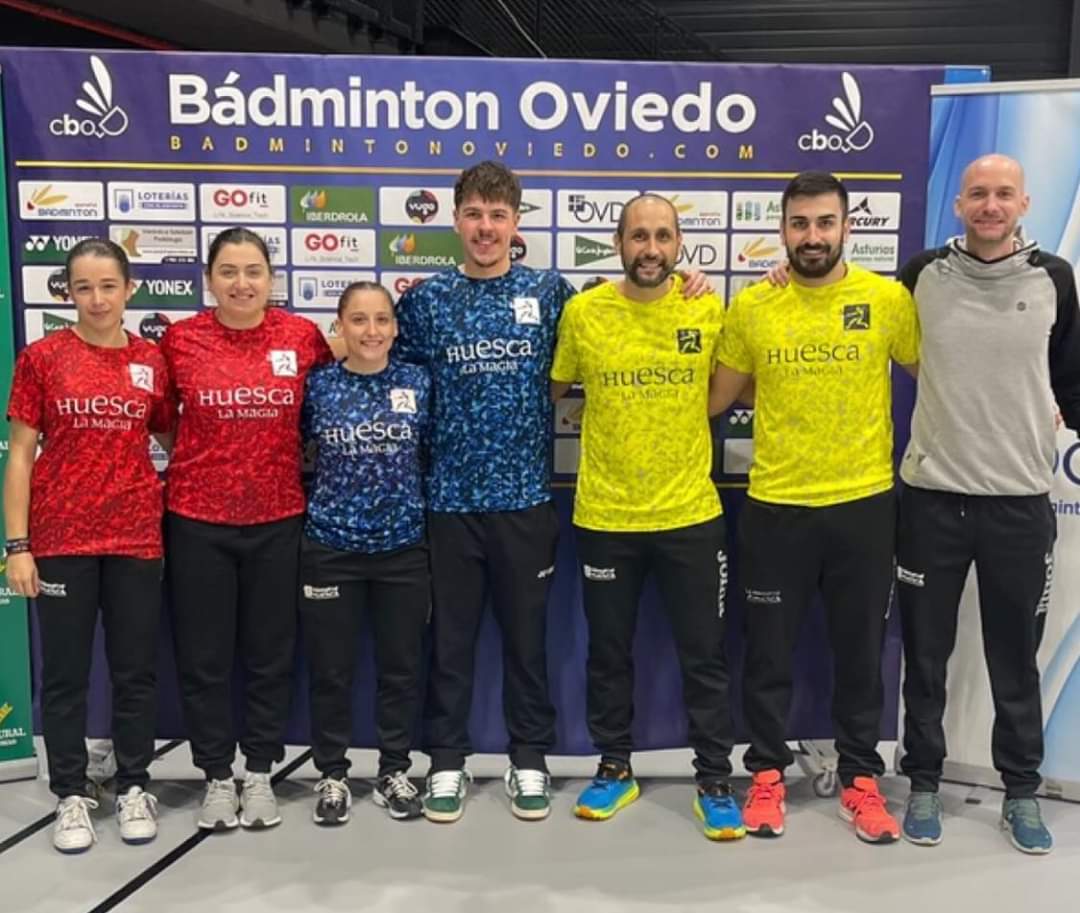 Equipo que presentó el Bádminton Huesca en Oviedo