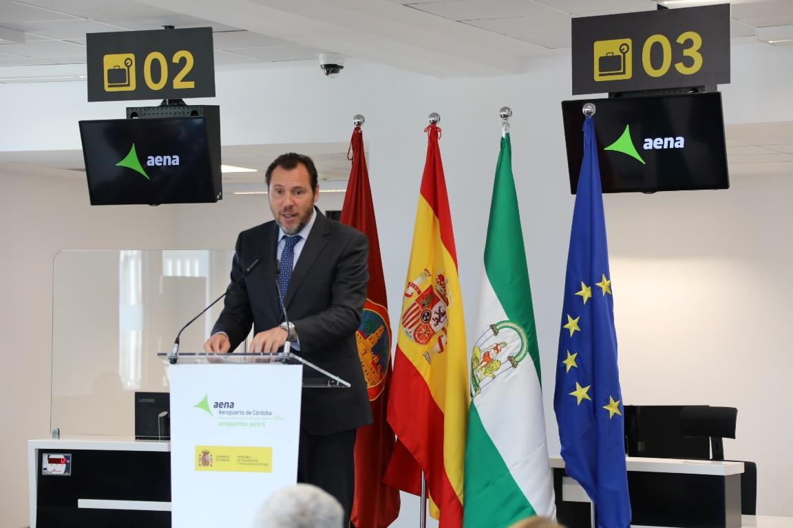 El ministro de Transportes, Oscar Puente, durante una comparecencia de prensa en el aeropuerto de Córdoba