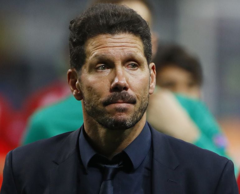 Simeone abatido tras perder la final de la Champions de Milán ante el Real Madrid 