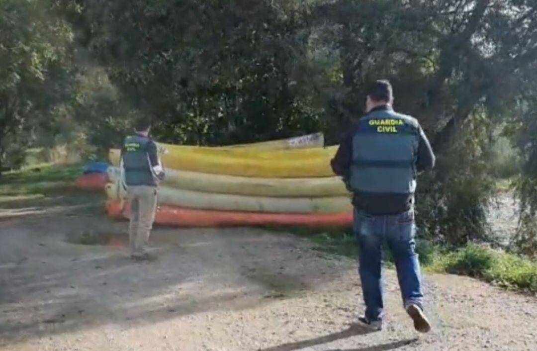 Investigadores de la Guardia Civil durante las pesquisas