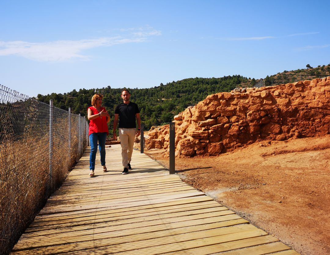 La concejala de Cultura, María Cruces, y el concejal de Turismo, Jorge García en su visita al recinto.