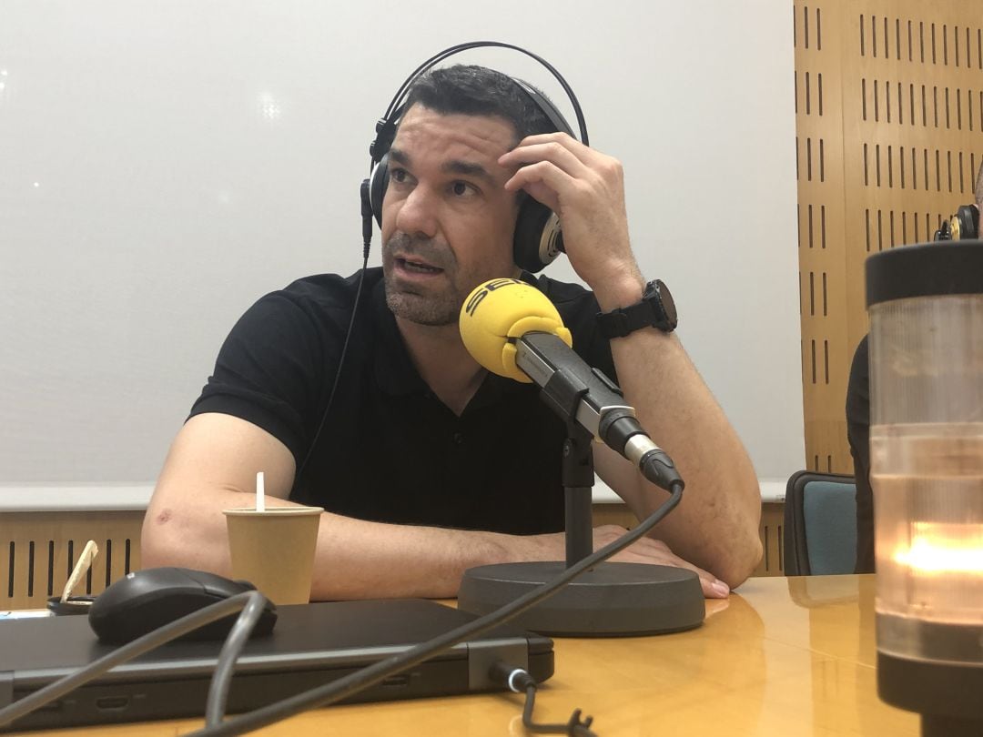 Rafa Martínez, en los estudios de Radio Valencia Cadena SER