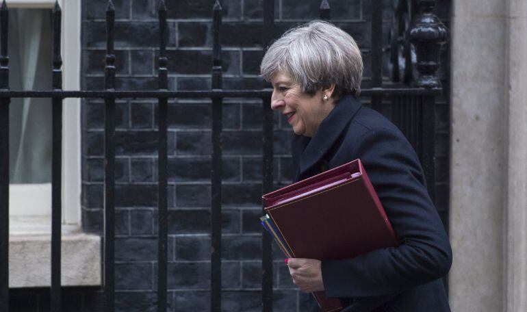 La primera ministra británica, Theresa May, abandona el número 10 de Downing street en Londres (Reino Unido) hoy, 22 de marzo de 2017.