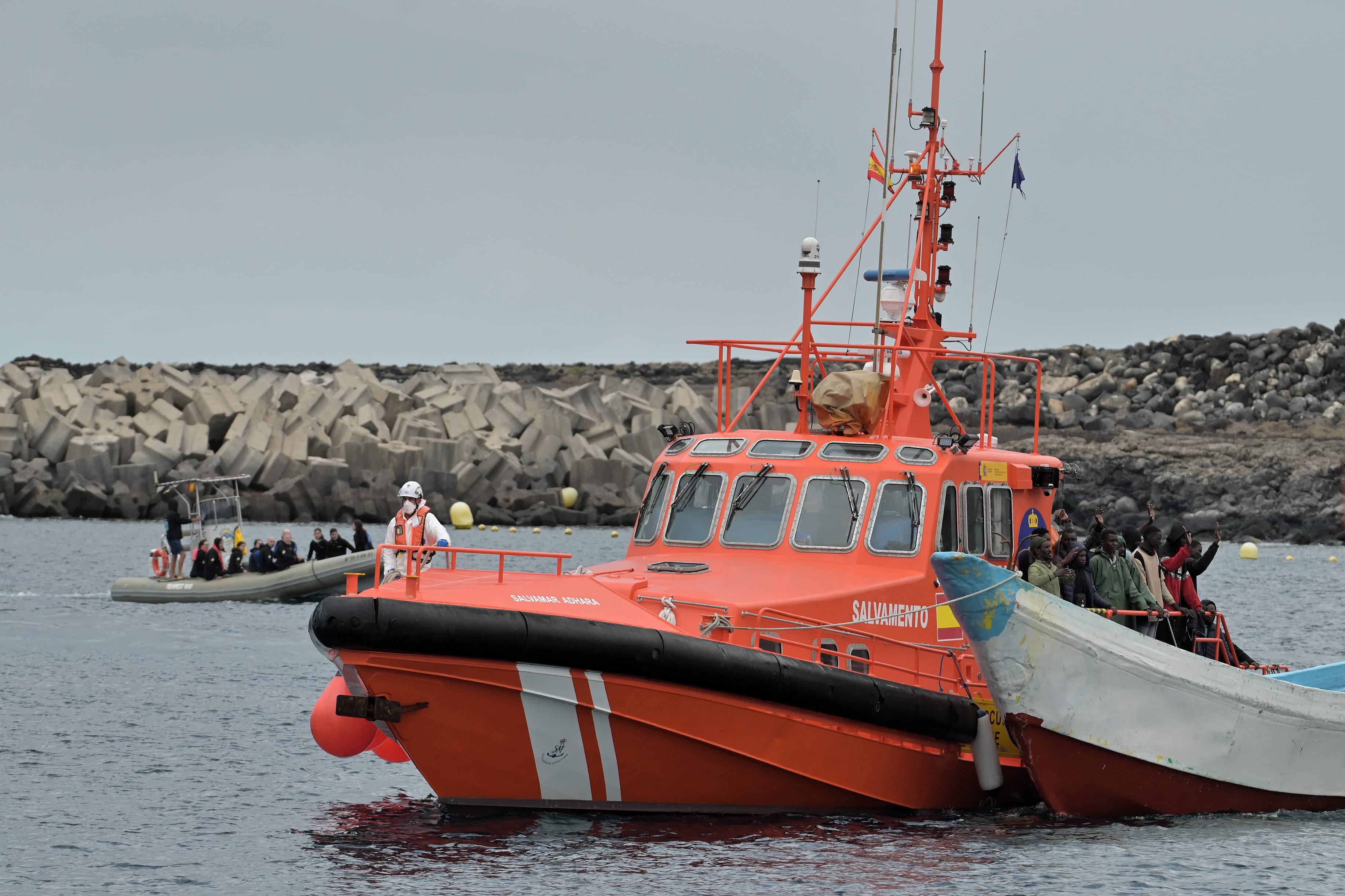 Un cayuco con 73 personas a bordo llegando al puerto de La Restinga, en El Hierro, el pasado mes de febrero.