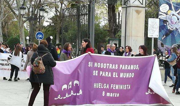 Pancarta en la cabecera de la manifestación, en la puerta del Parque de Gasset