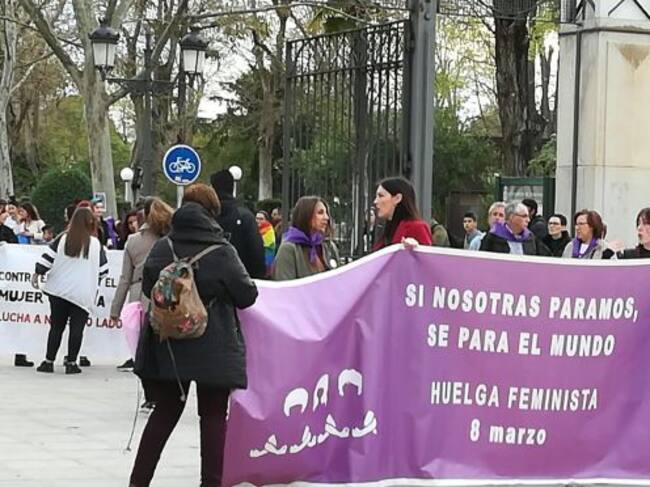 Pancarta en la cabecera de la manifestación, en la puerta del Parque de Gasset