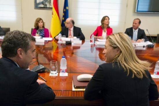 La vicepresidenta del Govern, Joana Ortega, a la reunió preparatória de la Conferència de Presidents, amb la vicepresidenta del govern espanyol, Soraya Sáenz de Santamaría, i el ministre Montoro
