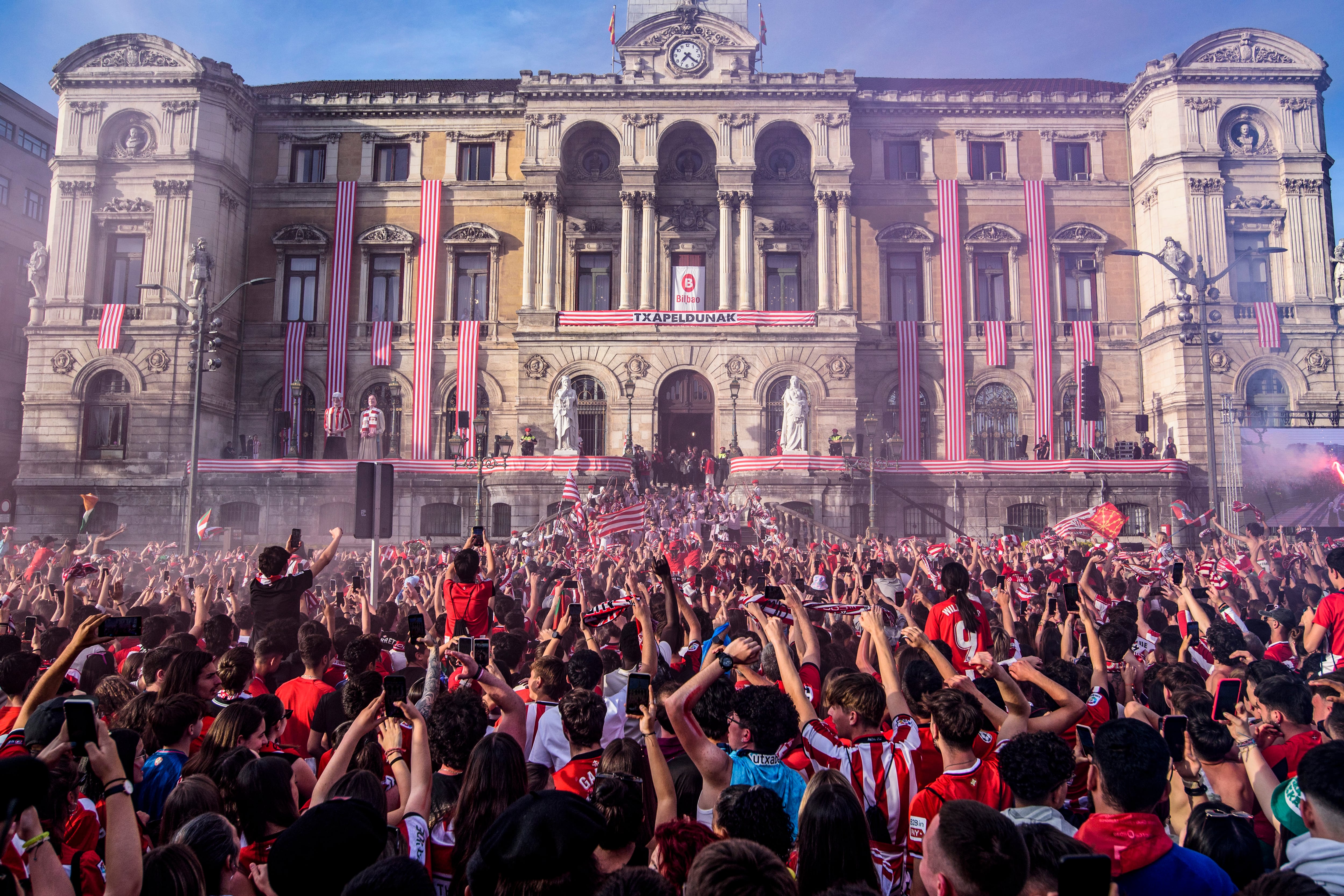 Cientos de aficionados aclaman al Athletic tras ganar la Copa del Rey al llegar al ayuntamiento de Bilbao, después de recorrer este jueves a bordo de la gabarra &#039;Athletic&#039; la ría del Nervión.